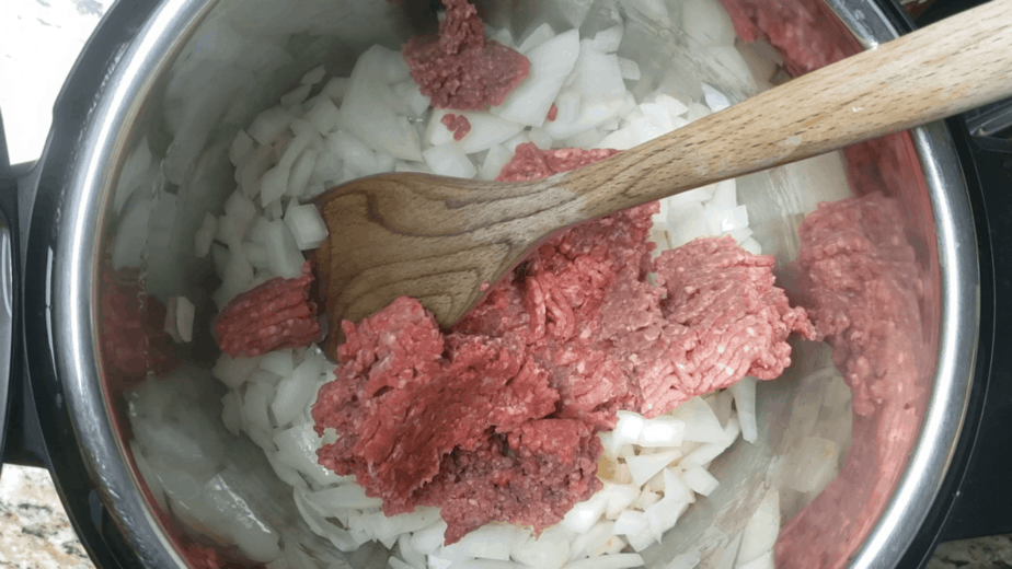 preparing chili in the instant pot